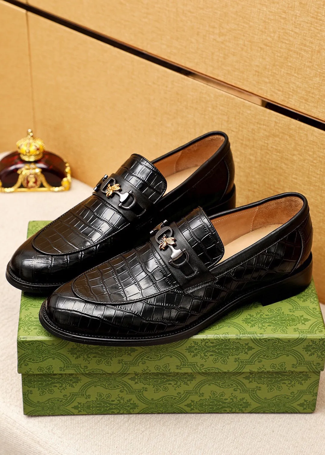 Men's shoes 💰462 💐 Product trademark: GUCCI "Gucci" casual leather shoes Regular size: 38-44 (45.46🉑️customized) Product materials: Selected imported first-layer calfskin embossed upper + luxury hardware buckle, imported water-dyed cow leather lining. Strong three-dimensional visual effect, combined outsole Color: 2⃣️colors available